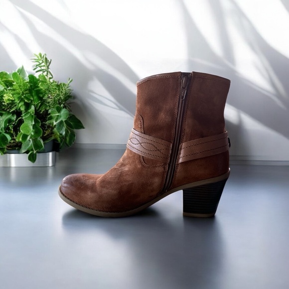 Earth Boots 9.5 Tan Suede Side Zip Boho Western Like New - Picture 4 of 6